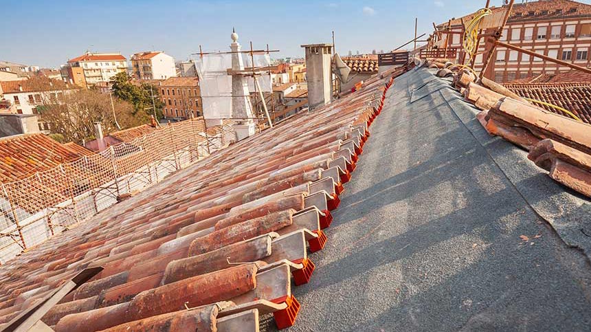dettaglio di copertura storica e tetto ventilato
