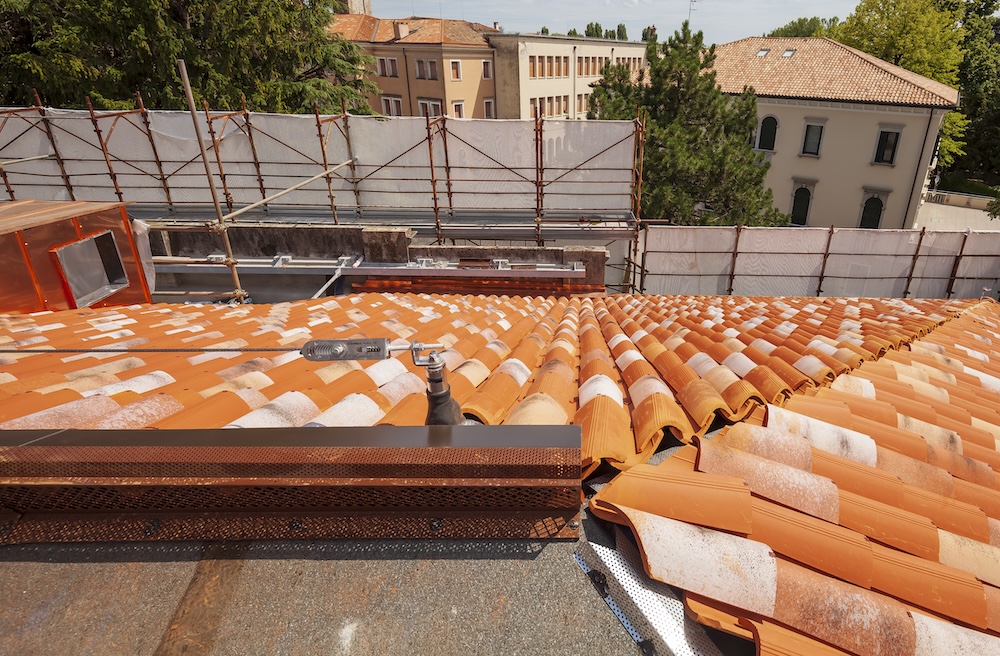 dettaglio linea vita montata su tetto ventilato con fotovoltaico
