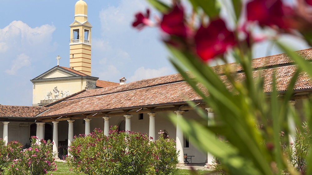 interventi conservativi con i tetti ventilati scorcio di una chiesa