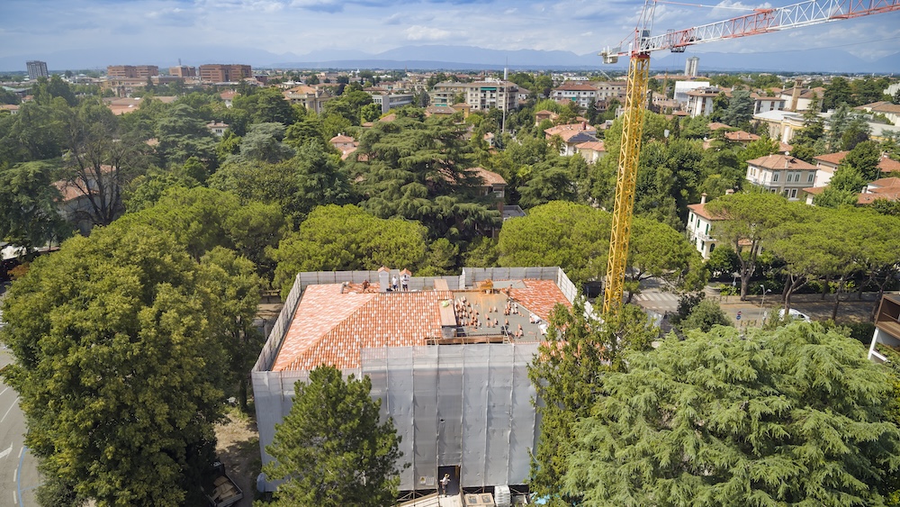 I vantaggi contro il surriscaldamento: cantiere urbano per tetto ventilato