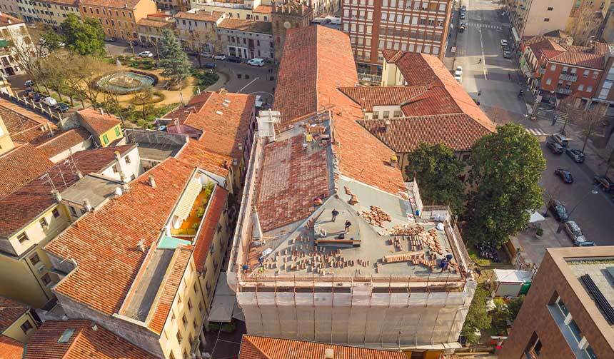 visione dall'alto di un tetto freddo per restauro 