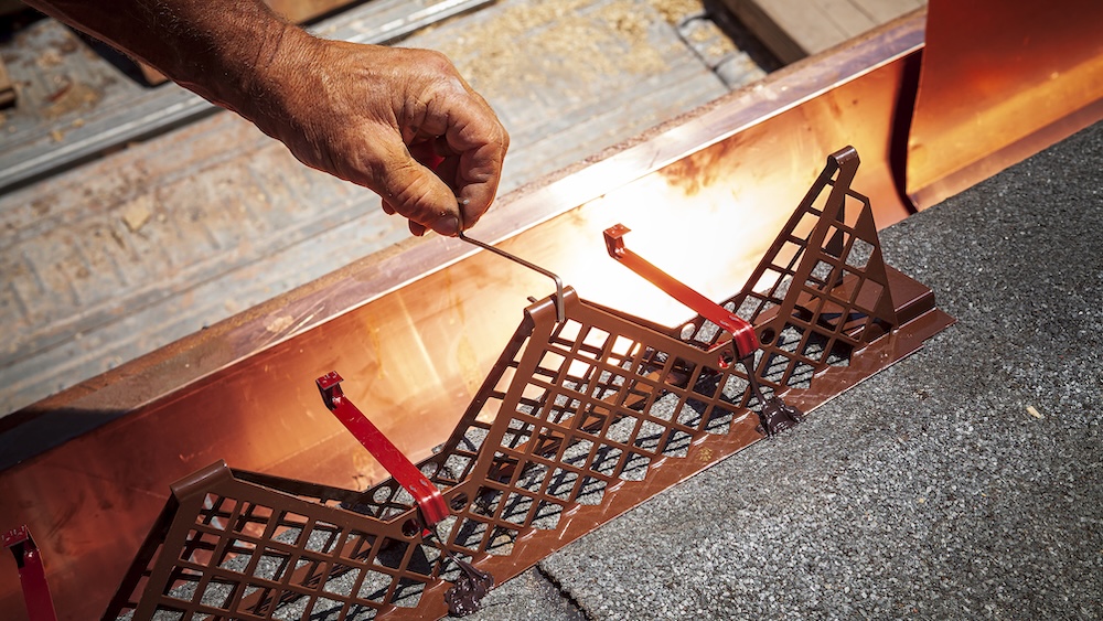 un dettaglio dei materiali dei tetti ventilati che migliorano il bilancio di carbonio