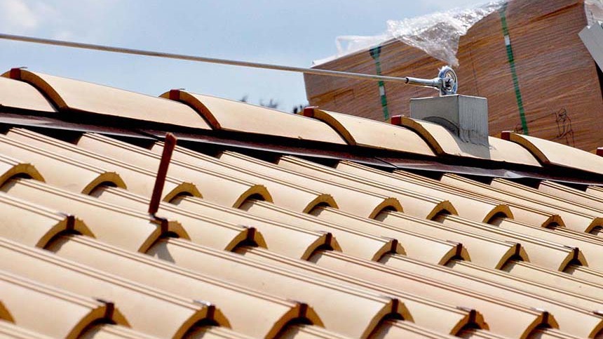 Linee vita da installare obbligatoriamente nel tetto: un dettaglio