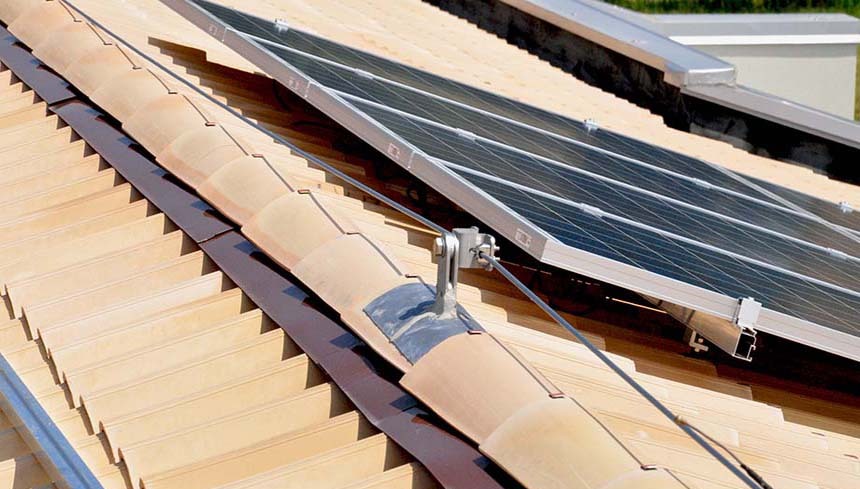 pannello fotovoltaico installato nel tetto con linee vita