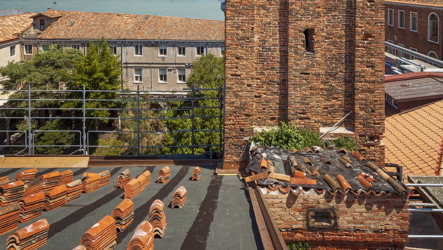 cantiere tetto ventilato su edificio storico con pendenza