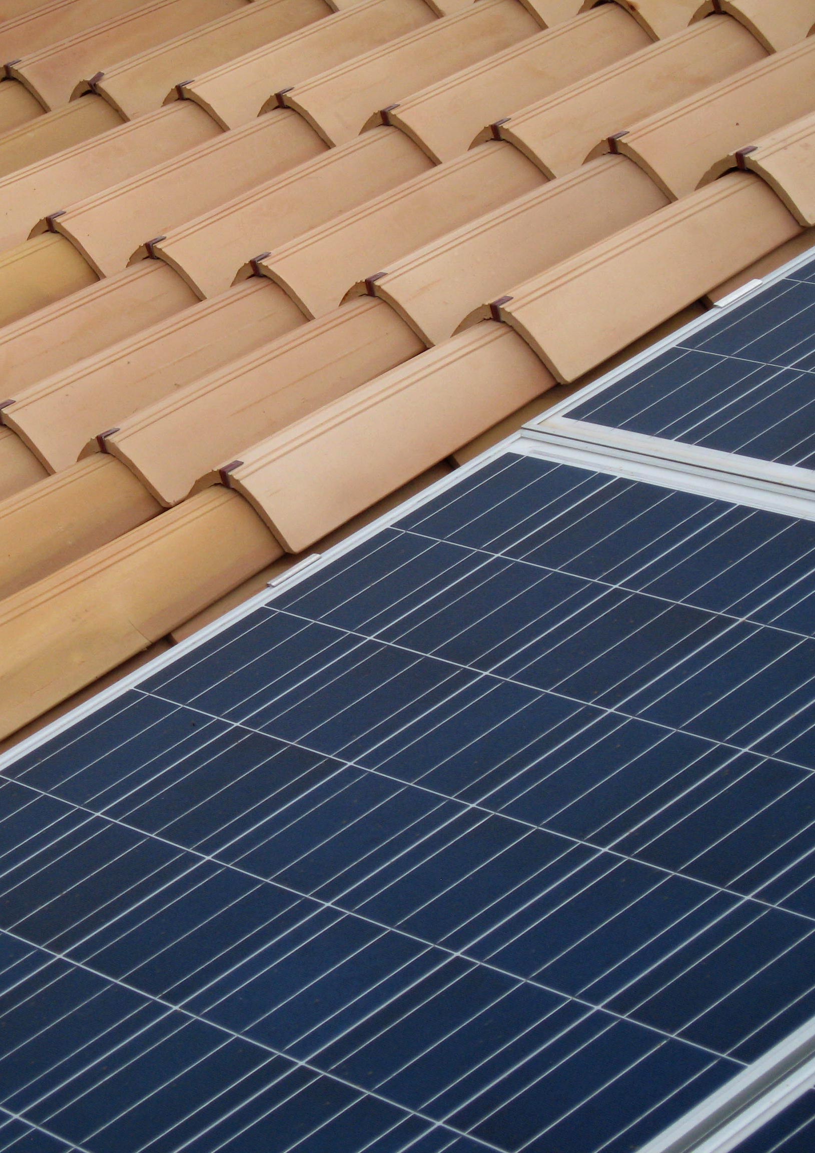 pannelli fotovoltaici sul tetto in coppi