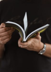 persona che sfoglia un libro sulla normativa dei tetti verdi