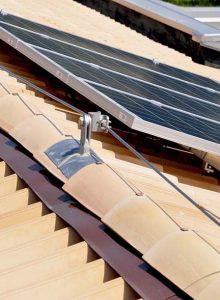 Il dettaglio delle linee vita per i pannelli fotovoltaici installati nel tetto
